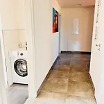 Clubhaus 6 - Dachwohnung Mit 2 Schlafzimmern, Balkon & Netflix 아파트 워비스