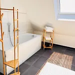 Clubhaus 6 - Dachwohnung Mit 2 Schlafzimmern, Balkon & Netflix