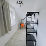 Clubhaus 6 - Dachwohnung Mit 2 Schlafzimmern, Balkon & Netflix Διαμέρισμα
