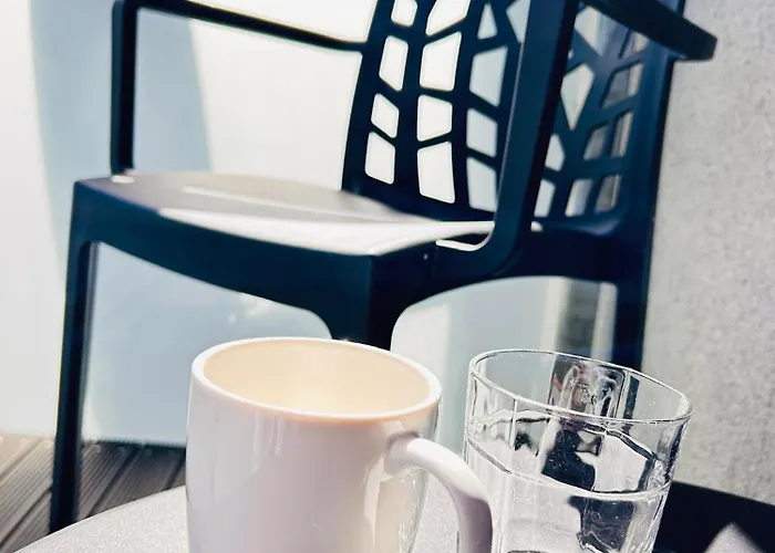 Clubhaus 6 - Dachwohnung Mit 2 Schlafzimmern, Balkon & Netflix Appartement *